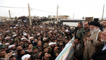 رهبر معظم انقلاب اسلامی در بازدید از مناطق زلزله‌زده در سرپل ذهاب: