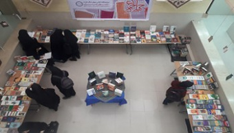 نمایشگاه کتاب چهلچراغ"چهل سال عزت" به مناسبت هفته کتابخوانی برگزار شد.