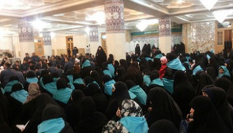 دانشجویان دختر دانشگاه در روز میلاد حضرت زهرا(س) در مراسم غبار روبی حرم مطهر حضرت معصومه(س) شرکت کردند.
