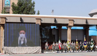 سروصدای اراذل مسلط بر آمریکا ذهن کسی را مشغول نکند علاج همه مشکلات در داخل است