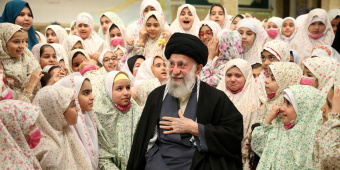 مراسم «جشن فرشته‌ها» با حضور صدها تن از دختران در حسینیه امام خمینی برگزار شد؛