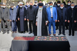 اقامه نماز رهبر معظم انقلاب بر پیکر همسر شهید آیت‌الله مطهری