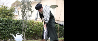 کاشت نهال توسط رهبر معظم انقلاب در روز درختکاری