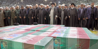 رهبر معظم انقلاب بر پیکر شهدای خدمت نماز اقامه کردند